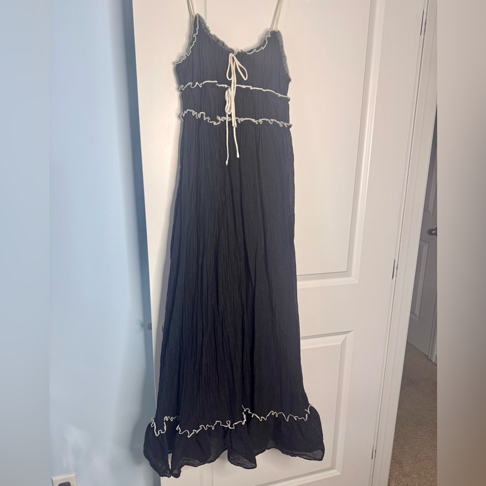 🍓6/$15🍓 Black & White Crepey Maxi Dress - Picture 4 of 7